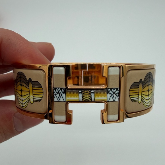 Brand New Hermès Clic H Enamel Wide Bracelet in Rose Gold - Picture 6 of 6